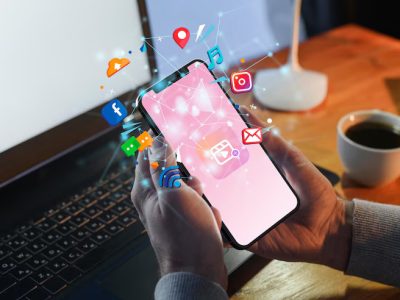 hands-holding-smartphon